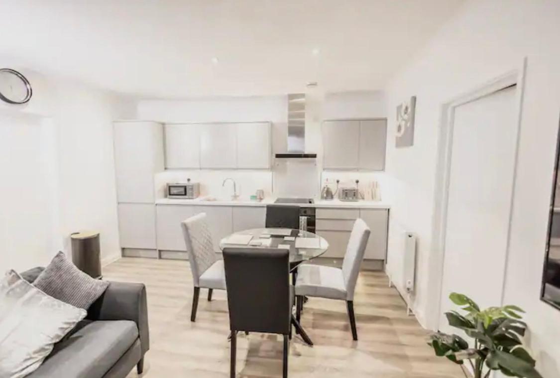 Executive Apartments Free On-Site Parking, 2 En-Suites, Sleeps 4, Swindon Esterno foto