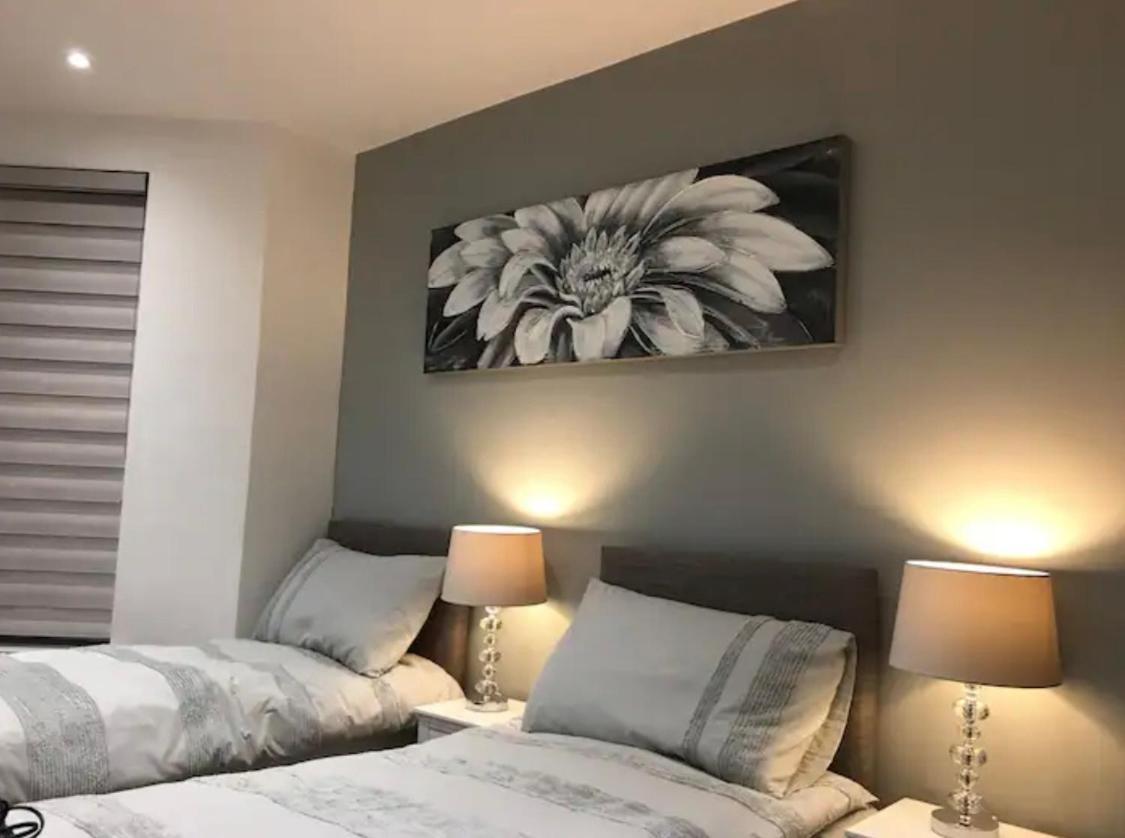 Executive Apartments Free On-Site Parking, 2 En-Suites, Sleeps 4, Swindon Esterno foto