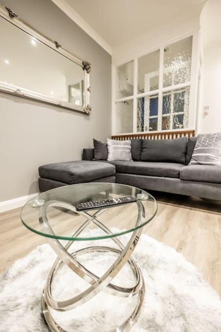 Executive Apartments Free On-Site Parking, 2 En-Suites, Sleeps 4, Swindon Esterno foto