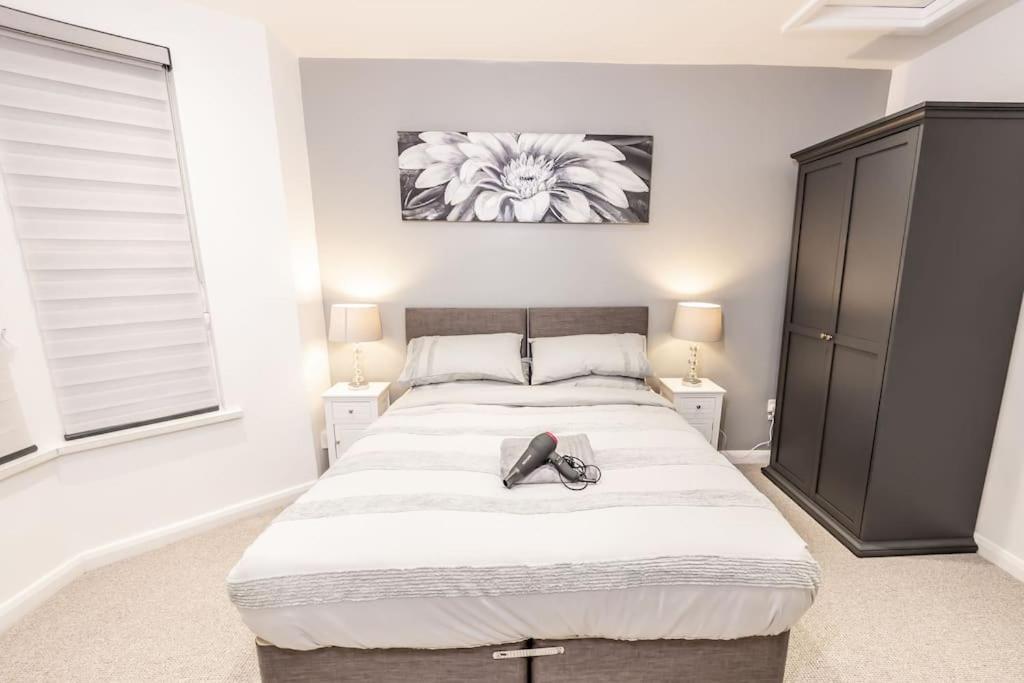 Executive Apartments Free On-Site Parking, 2 En-Suites, Sleeps 4, Swindon Esterno foto