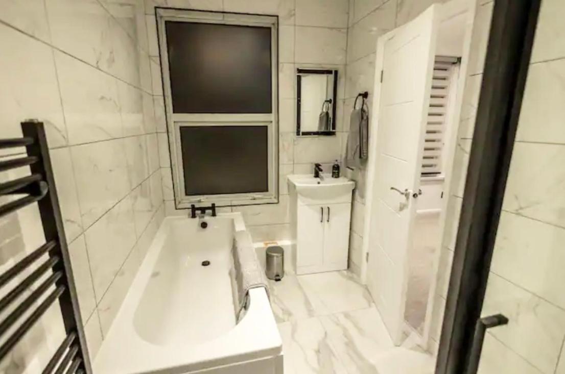 Executive Apartments Free On-Site Parking, 2 En-Suites, Sleeps 4, Swindon Esterno foto