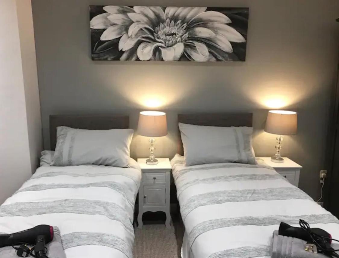 Executive Apartments Free On-Site Parking, 2 En-Suites, Sleeps 4, Swindon Esterno foto