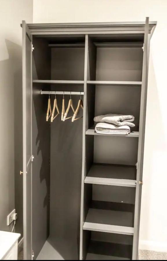 Executive Apartments Free On-Site Parking, 2 En-Suites, Sleeps 4, Swindon Esterno foto