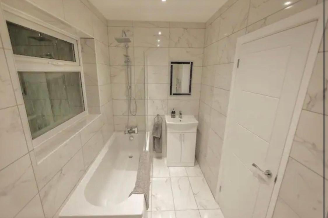 Executive Apartments Free On-Site Parking, 2 En-Suites, Sleeps 4, Swindon Esterno foto