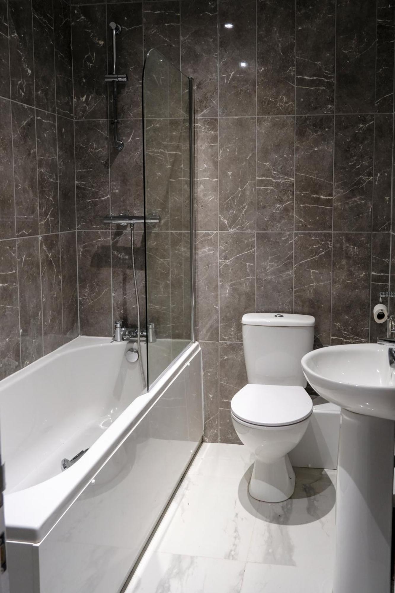 Executive Apartments Free On-Site Parking, 2 En-Suites, Sleeps 4, Swindon Esterno foto