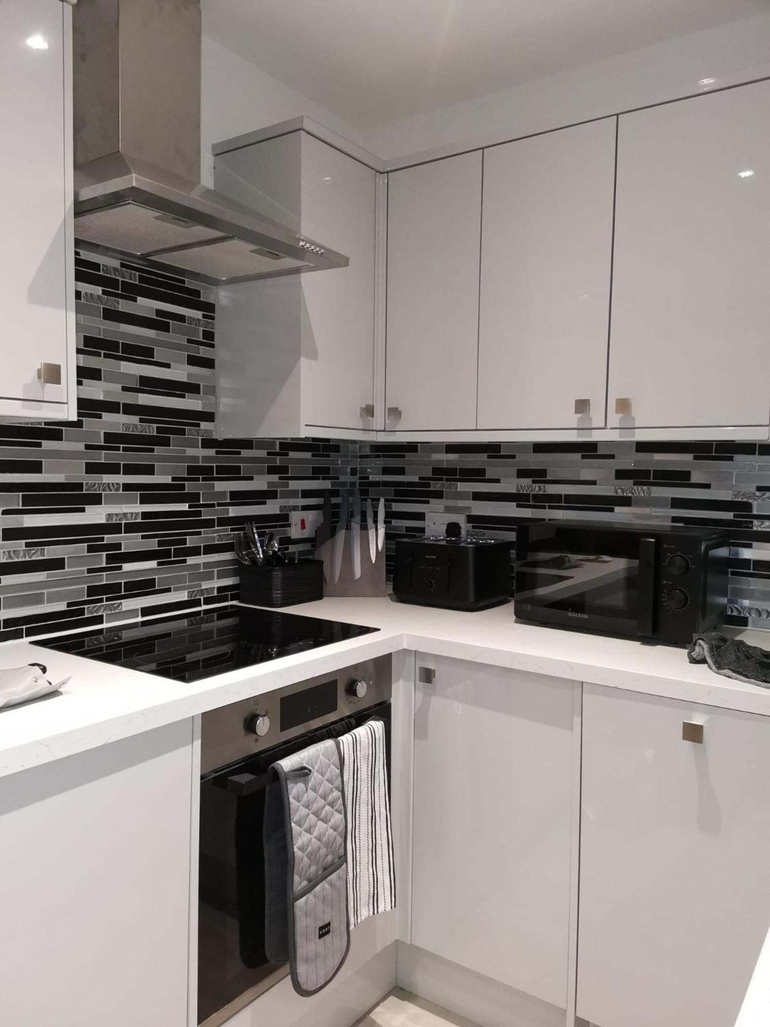 Executive Apartments Free On-Site Parking, 2 En-Suites, Sleeps 4, Swindon Esterno foto